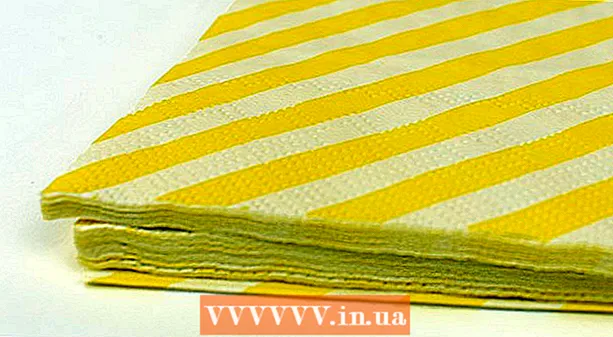 Balutin ang mga kubyertos sa mga napkin ng papel