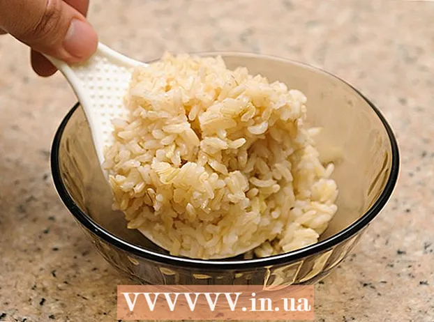 Koke brun ris i en riskoker