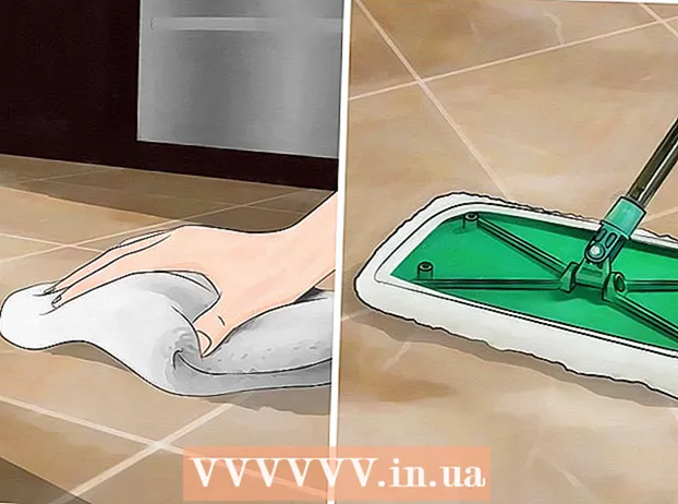 Vyčistite škáry medzi podlahovými dlaždicami