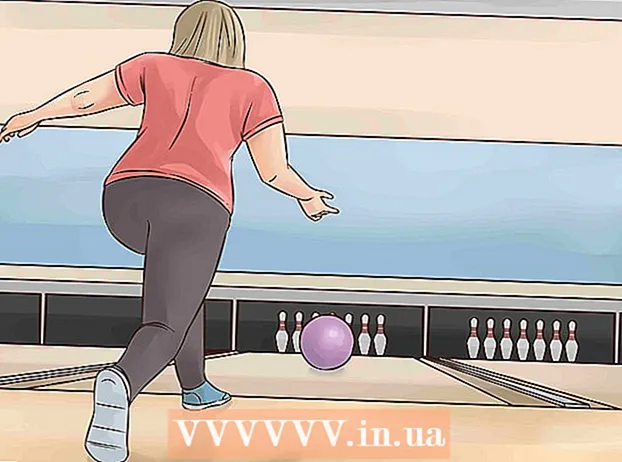 Membersihkan bola bowling
