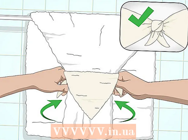 Drapera en handduk på ett handduksställ