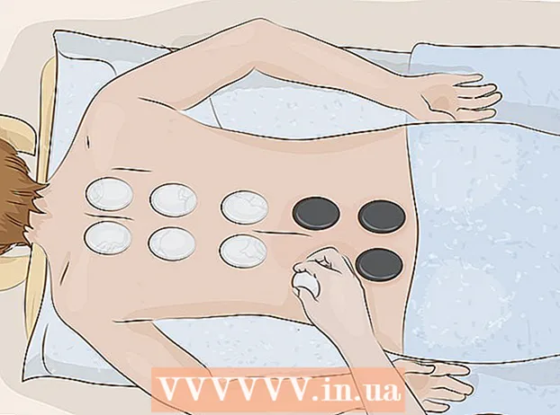 Eine Hot-Stone-Massage geben