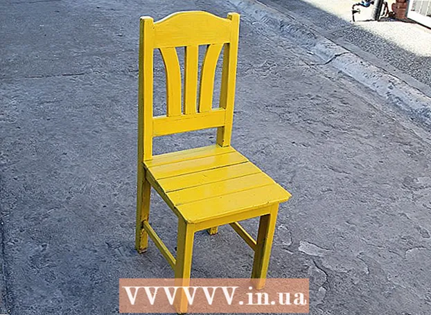 Maľovanie starej drevenej stoličky