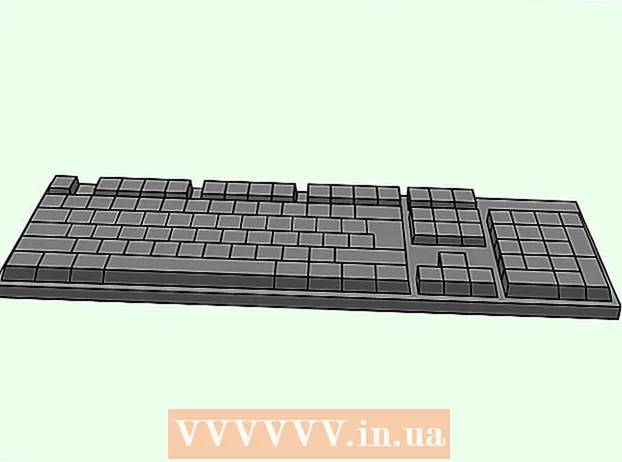 Nililinis ang isang keyboard
