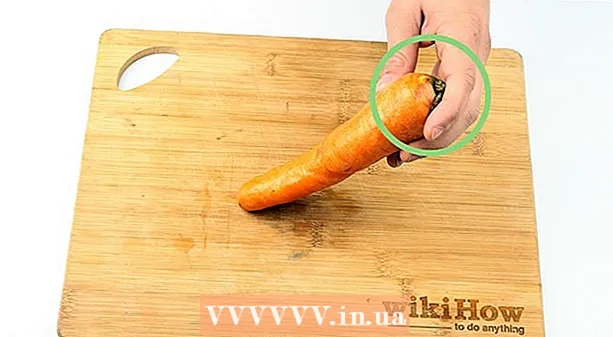 هویج را پوست بگیرید