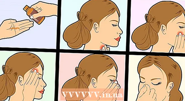 Fazendo uma massagem facial