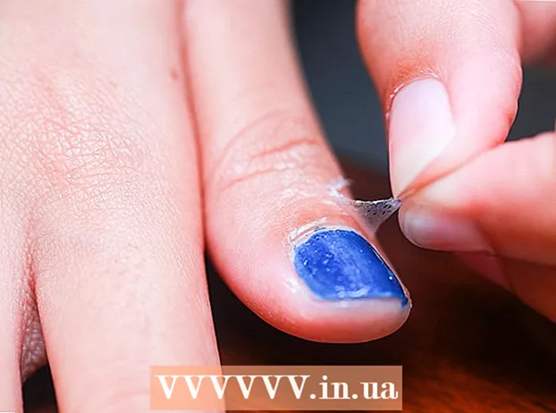 Usuń lakier do paznokci z okolic paznokci