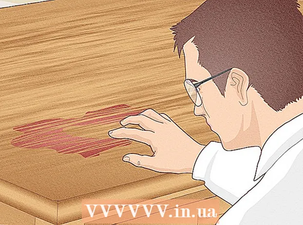 Obtener vino tinto de una mesa o piso de madera