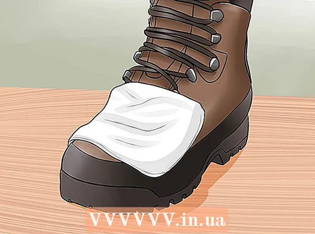 Limpando sapatos de inverno fedorentos