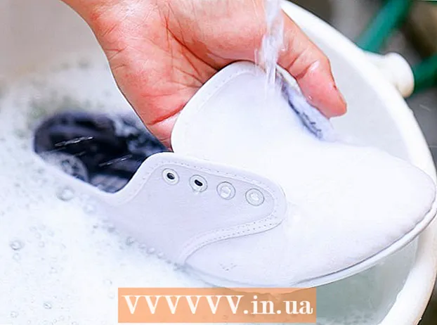 Зніміть фарбу з полотняного взуття