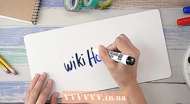 Pagkuha ng marker na hindi tinatagusan ng tubig sa isang whiteboard
