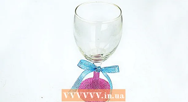 Decorate wine glasses with glitter