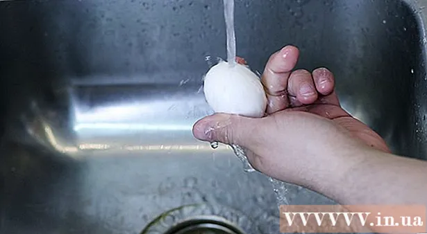 Cum se curăță ouăle fierte