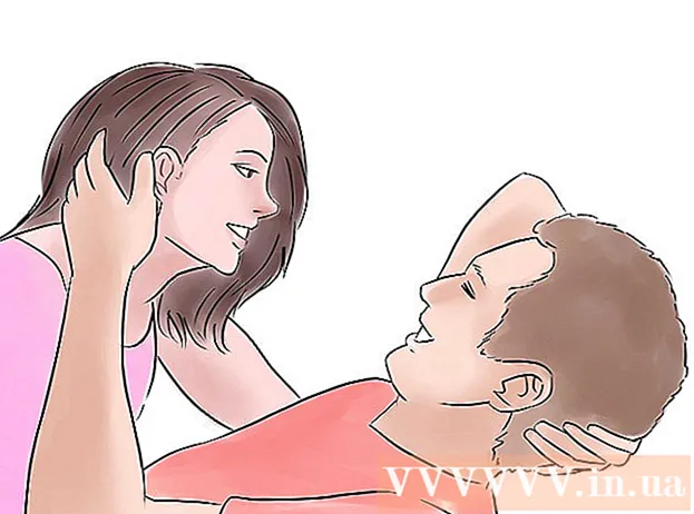Cara Berciuman dan Peluk dengan Pacar Anda