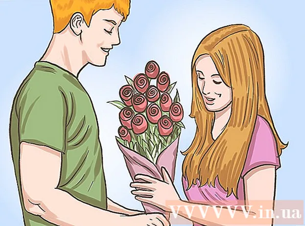 Hvordan man opmuntrer din kæreste til at kramme og kysse dig mere