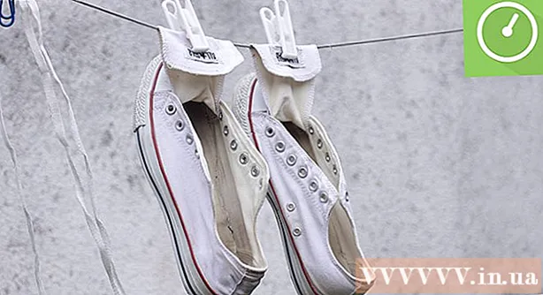 Hoe maak je witte Converse schoenen schoon