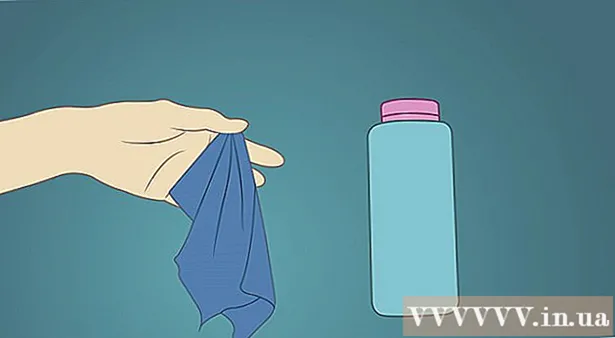 Kā notīrīt tauku un eļļas traipus uz ādas materiāliem