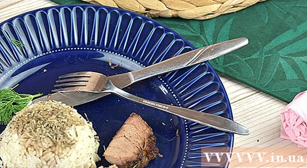 Πώς να χρησιμοποιήσετε ένα μαχαίρι και ένα πιρούνι όταν τρώτε