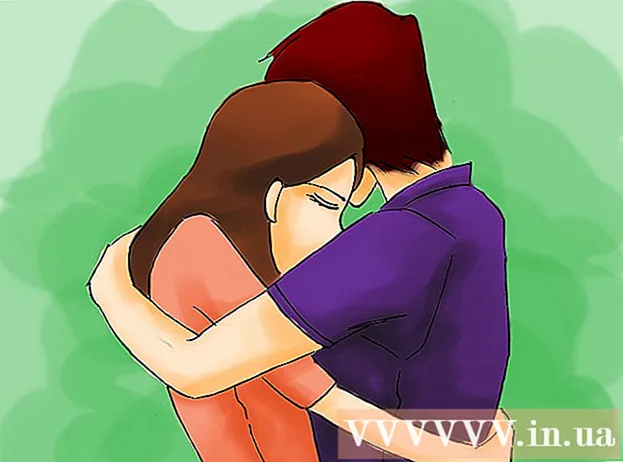 Как использовать руки во время поцелуя