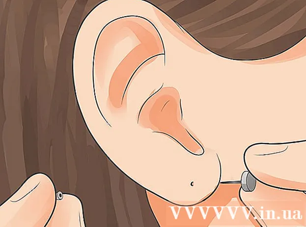 Come perforare da soli l'orecchio
