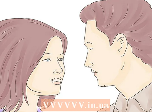 Kuidas flirtida silmadega mehega