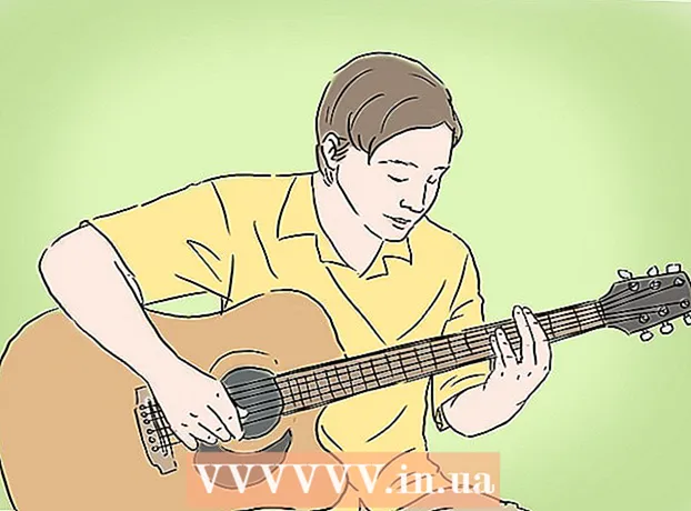 كيفية العزف على الجيتار الأكوستيك بثلاث طرق