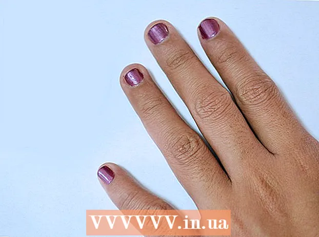 Paano magkakasamang gumamit ng regular na nail polish at UV gel polish