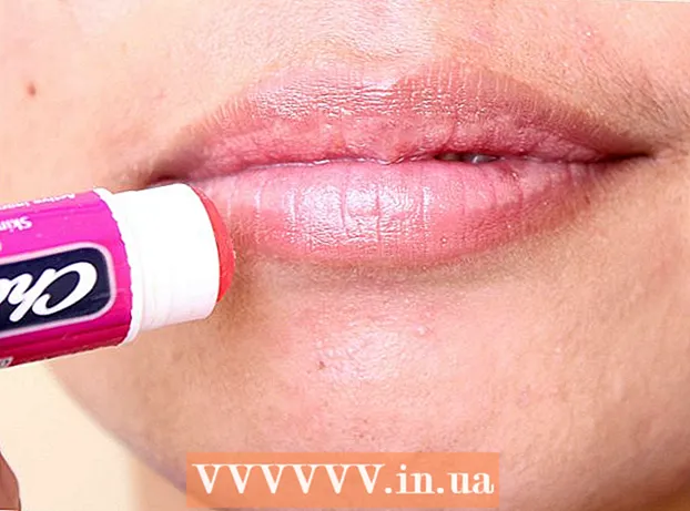 Как да се отървете от лющещите се устни с вазелин