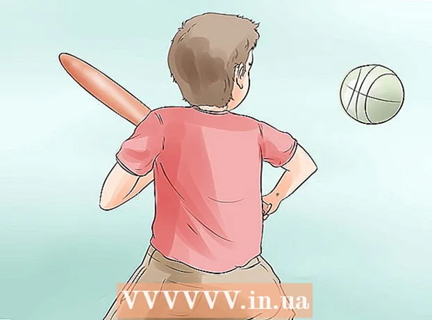 Πώς να μάθετε σε ένα παιδί να ρίχνει, να πιάνει και να κλωτσά τη μπάλα