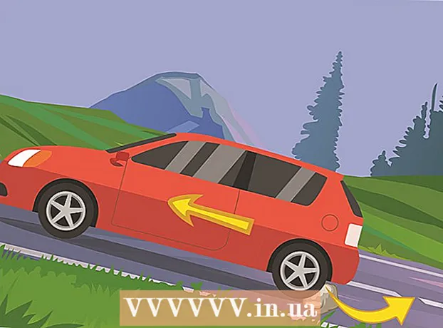 Hogyan lehet megakadályozni, hogy egy autó hátra guruljon egy dombon