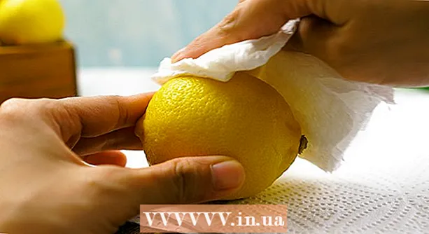 So entfernen Sie Wachs von Zitronen