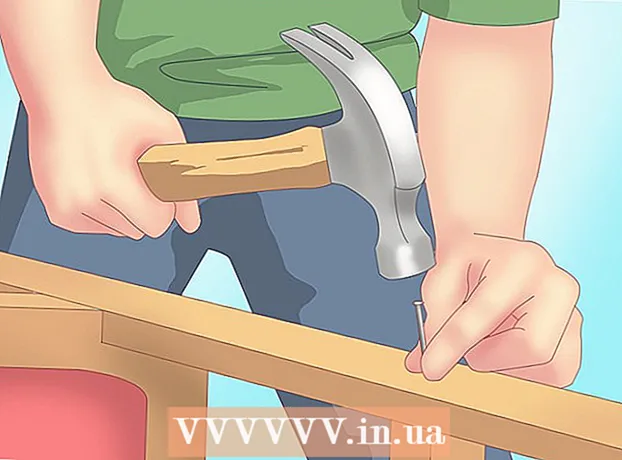Πώς να ρυθμίσετε μια τριγμένη περιστρεφόμενη καρέκλα