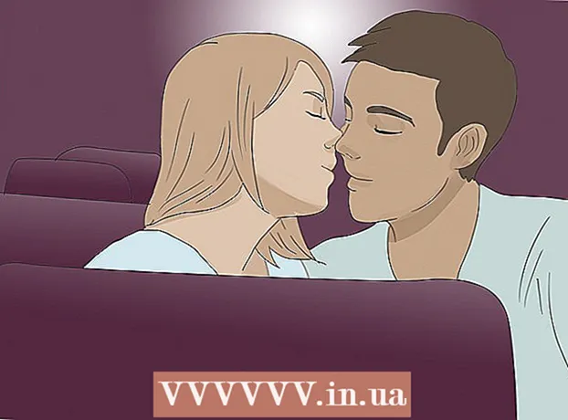 Як поцілувати дівчину на першому побаченні