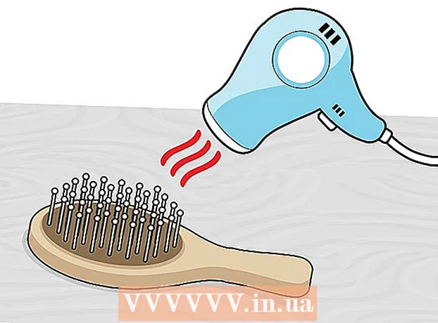 Cara membersihkan sikat rambut bulu alami