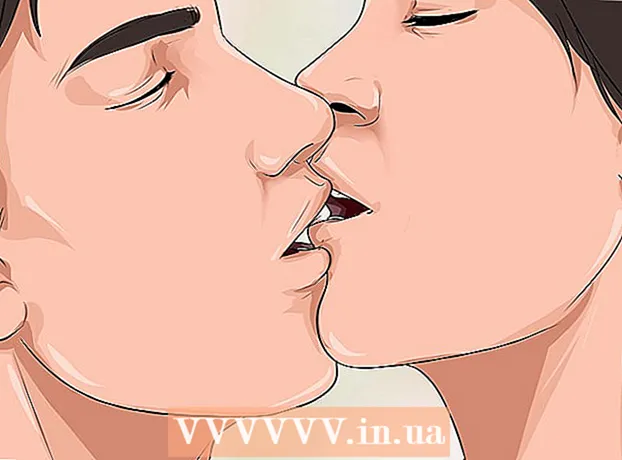 Cum să-i ceri iubitului să te sărute în franceză