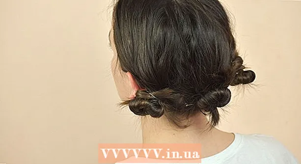 How to make a quick and easy bun out of hair