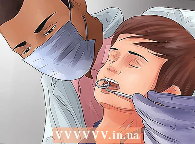 Как да накараме хлабав зъб да изпадне, без да го изваждате
