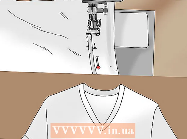 Cum să faci un gât în ​​V pe un tricou