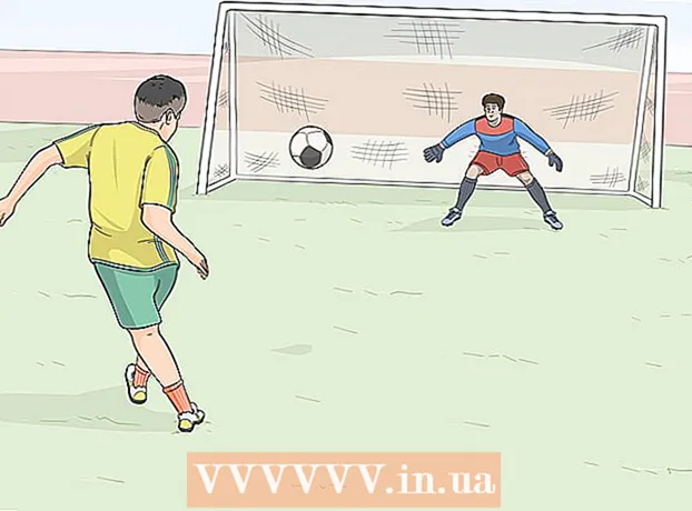 Kako močno udariti nogometno žogo