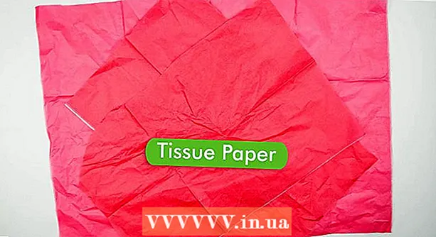 Cara membungkus kertas tisu dalam tas hadiah
