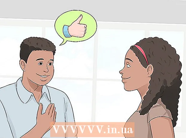 Cum să te comporti dacă o fată flirtează cu tine