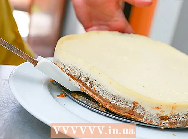 分割したグラタン皿からチーズケーキを取り除く方法