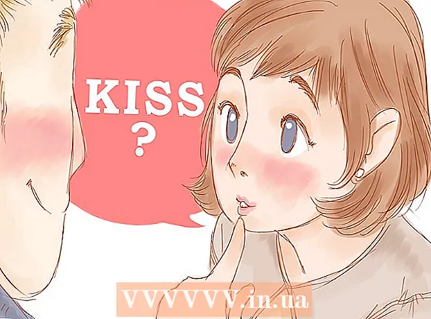 Kako nagovoriti fanta, da te poljubi